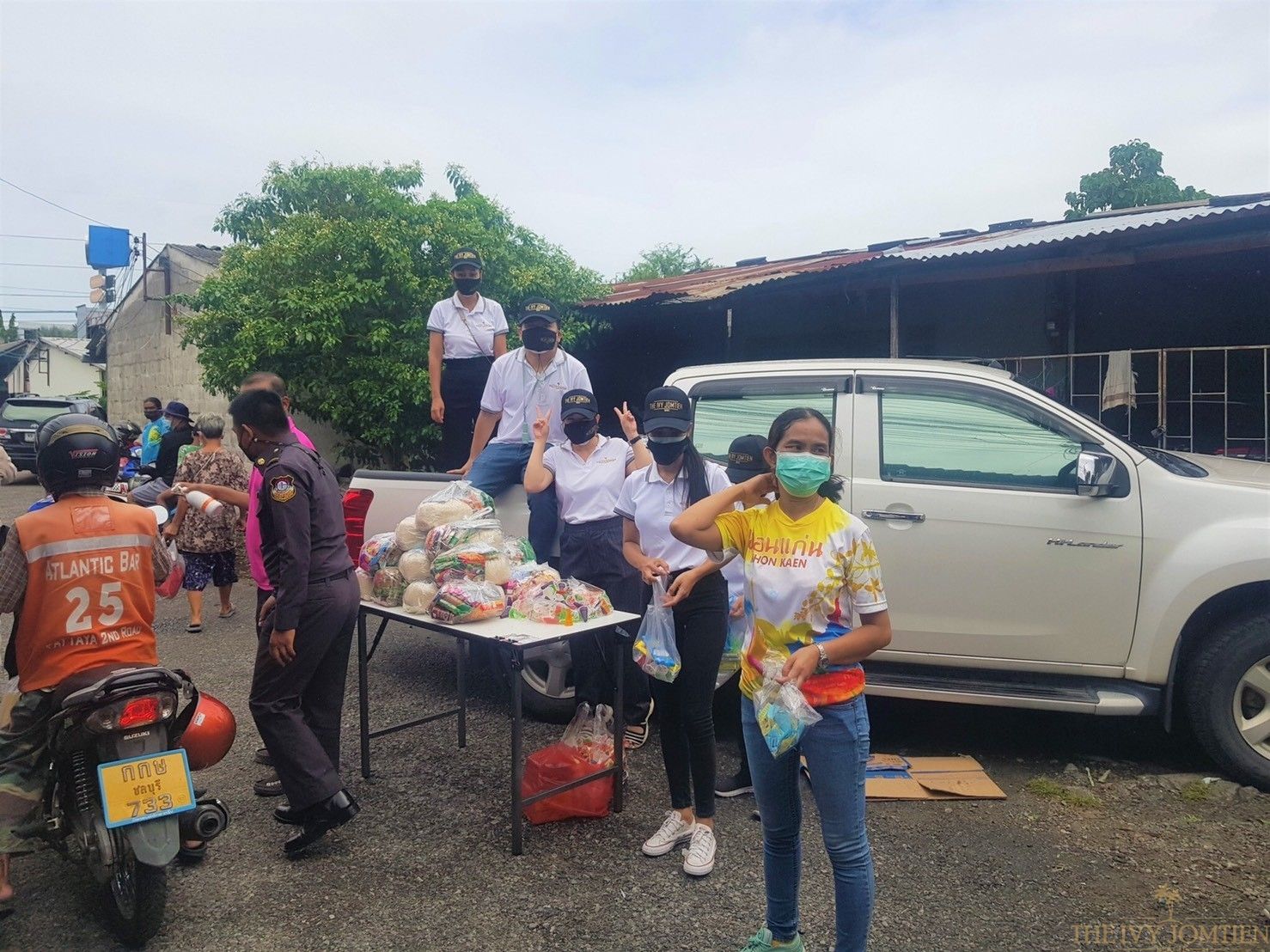 The Ivy Jomtien Beach donating survival bags to the communities Soi Khao Noi affected by COVID-19.