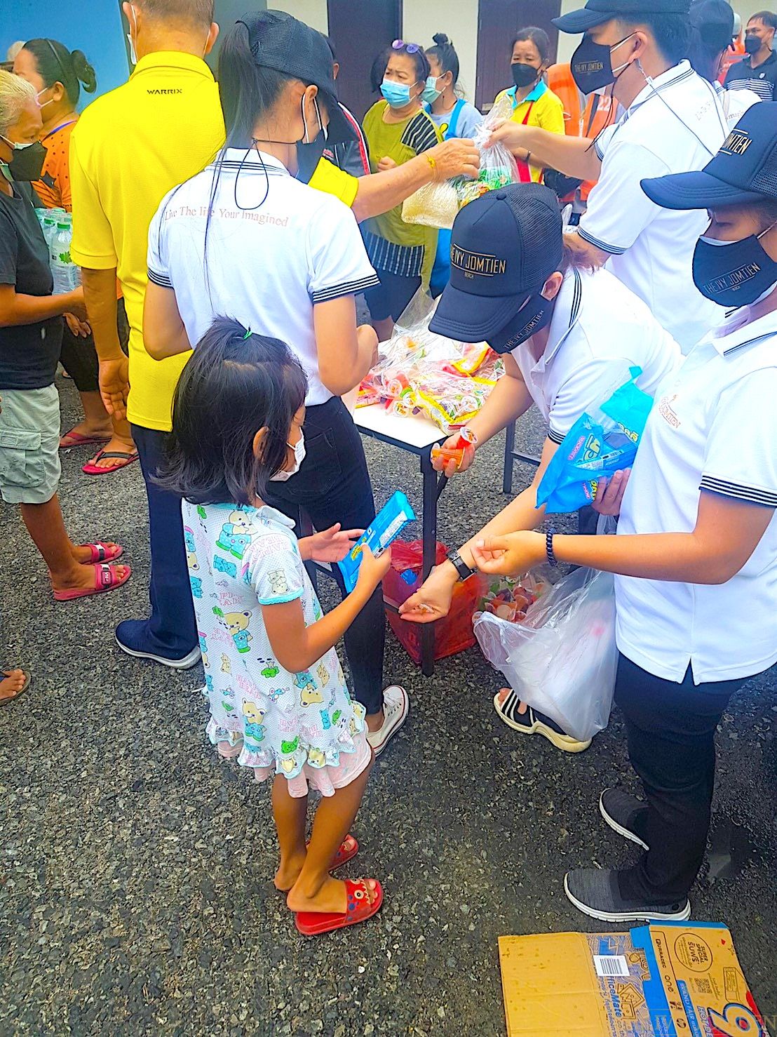 The Ivy Jomtien Beach donating survival bags to the communities Soi Khao Noi affected by COVID-19.